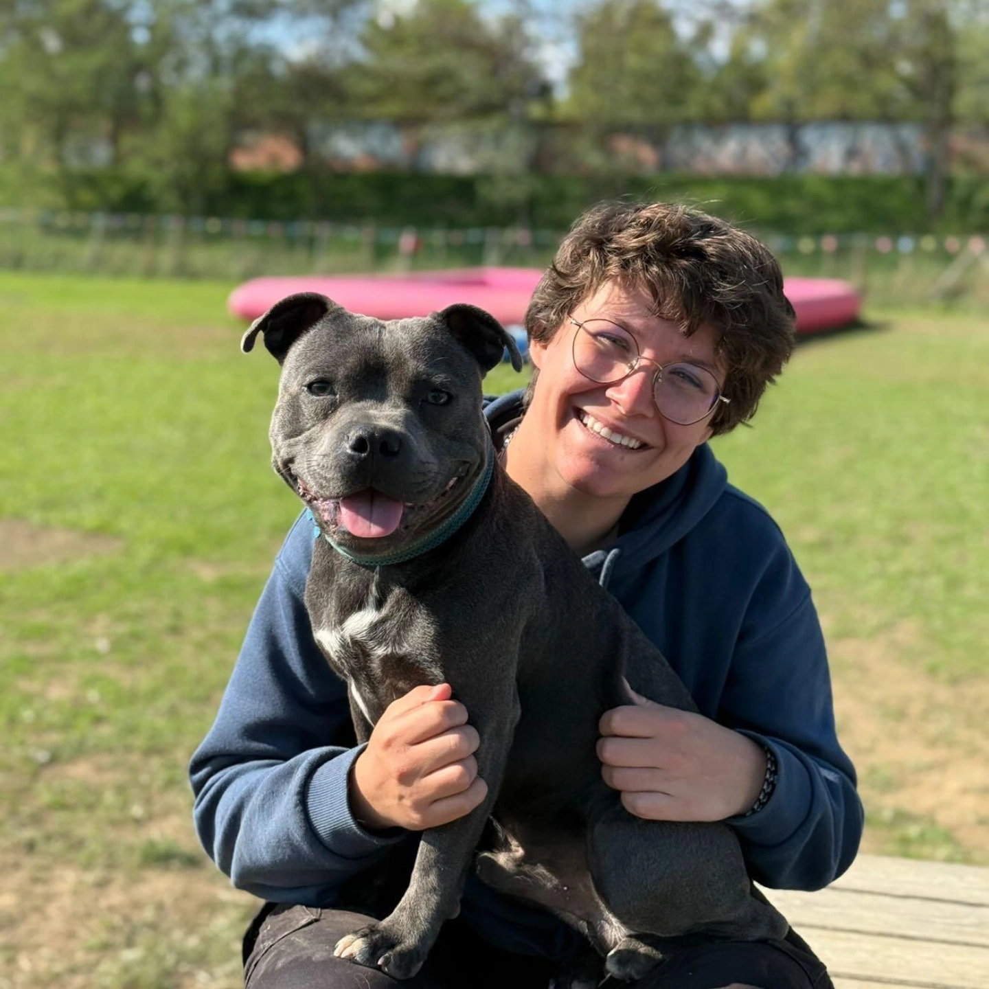 Adély, éducatrice canine, avec son chien